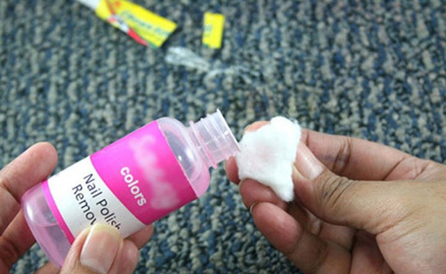 Nước tẩy sơn móng tay chứa Acetone, một lựa chọn mạnh mẽ để loại bỏ nhựa cây trên quần áo trắng, cần thận trọng khi sử dụng.