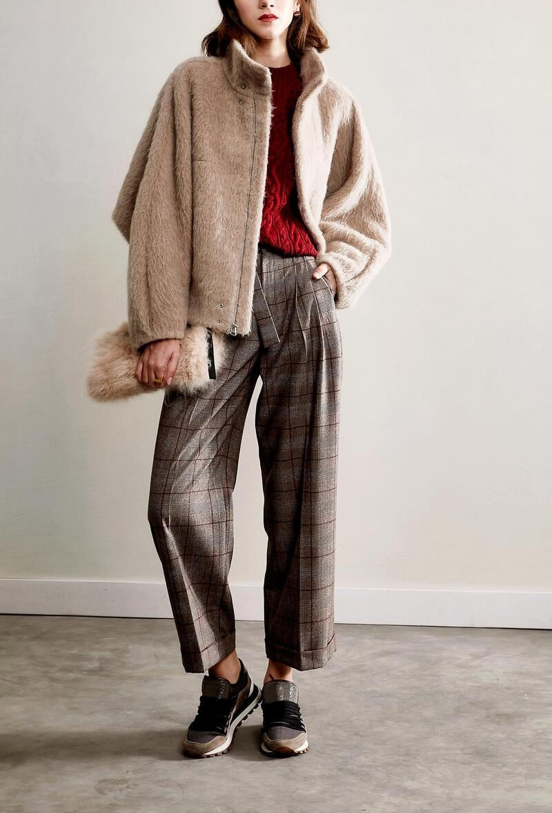 phối quần caro ống rộng với áo len đỏ và áo khoác lông