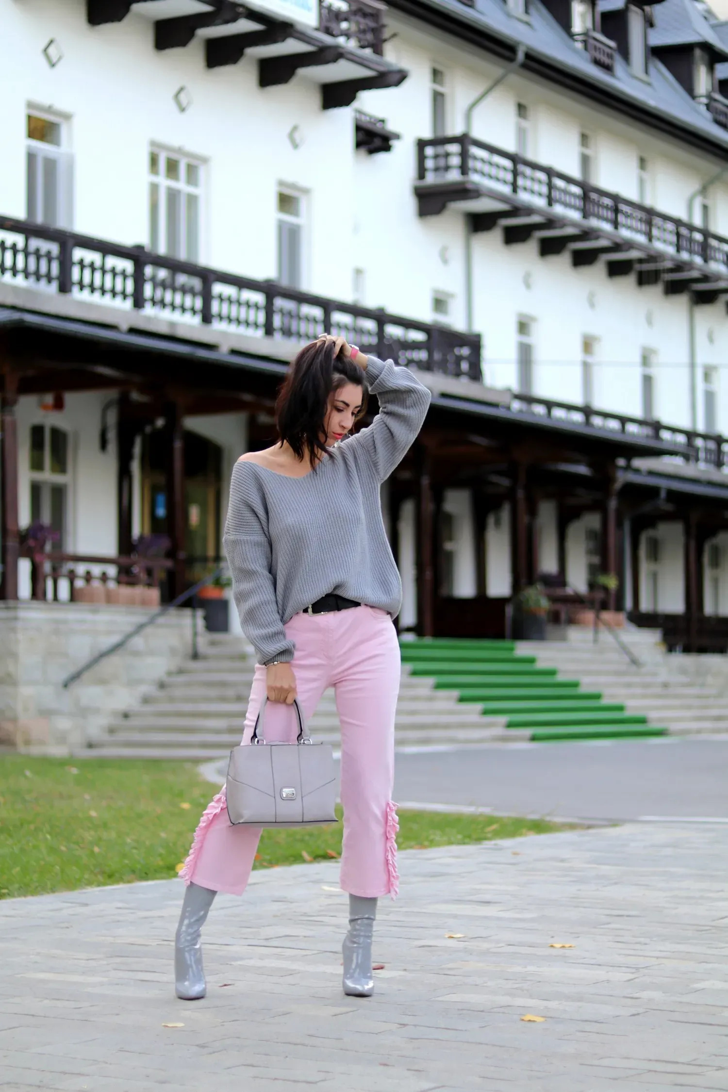 Phối quần jogger hồng pastel cùng áo hoodie xám tro mang đến phong cách thể thao năng động, trẻ trung cho những buổi dạo phố.