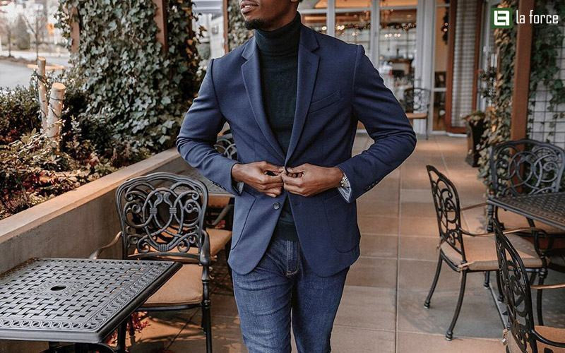 Phong cách ấm áp, sang trọng với áo vest nâu, áo len cổ lọ màu kem và quần jean tối màu