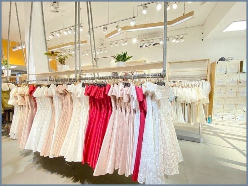 Phong cách basic năng động với áo thun và quần short kaki của Zamy, lựa chọn hoàn hảo cho những ngày dạo phố thoải mái