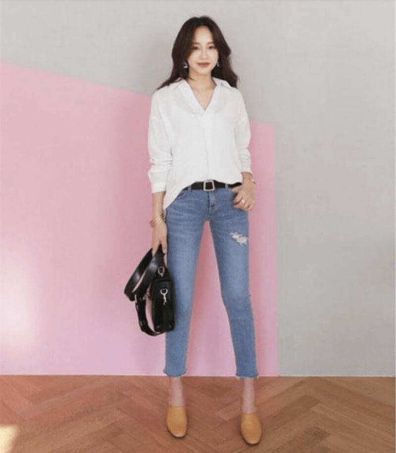 Phong cách basic với áo sơ mi trắng và quần jean xanh đậm, kết hợp giày lười thanh lịch