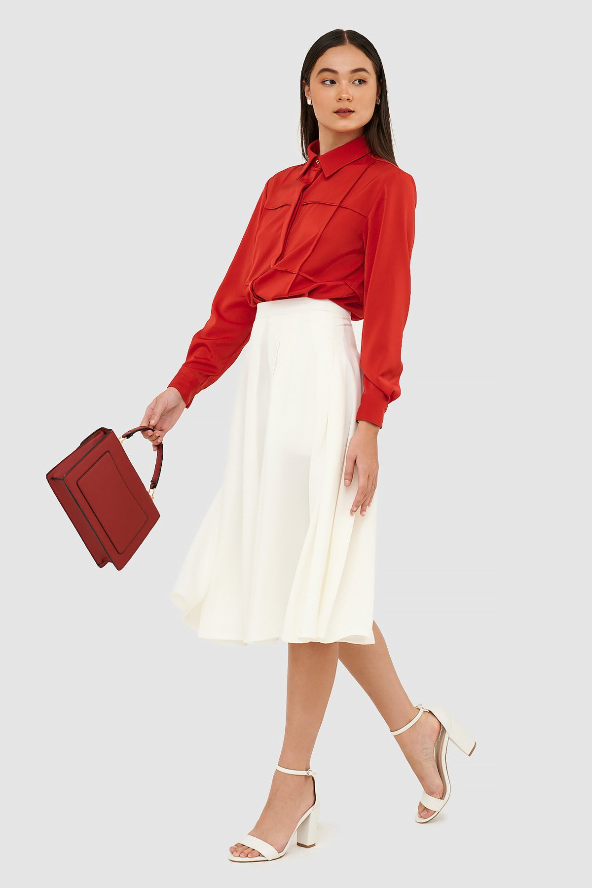 Phong cách công sở nữ chuyên nghiệp và nổi bật với bộ trang phục đơn sắc màu đỏ, thể hiện sự tự tin và quyền lực