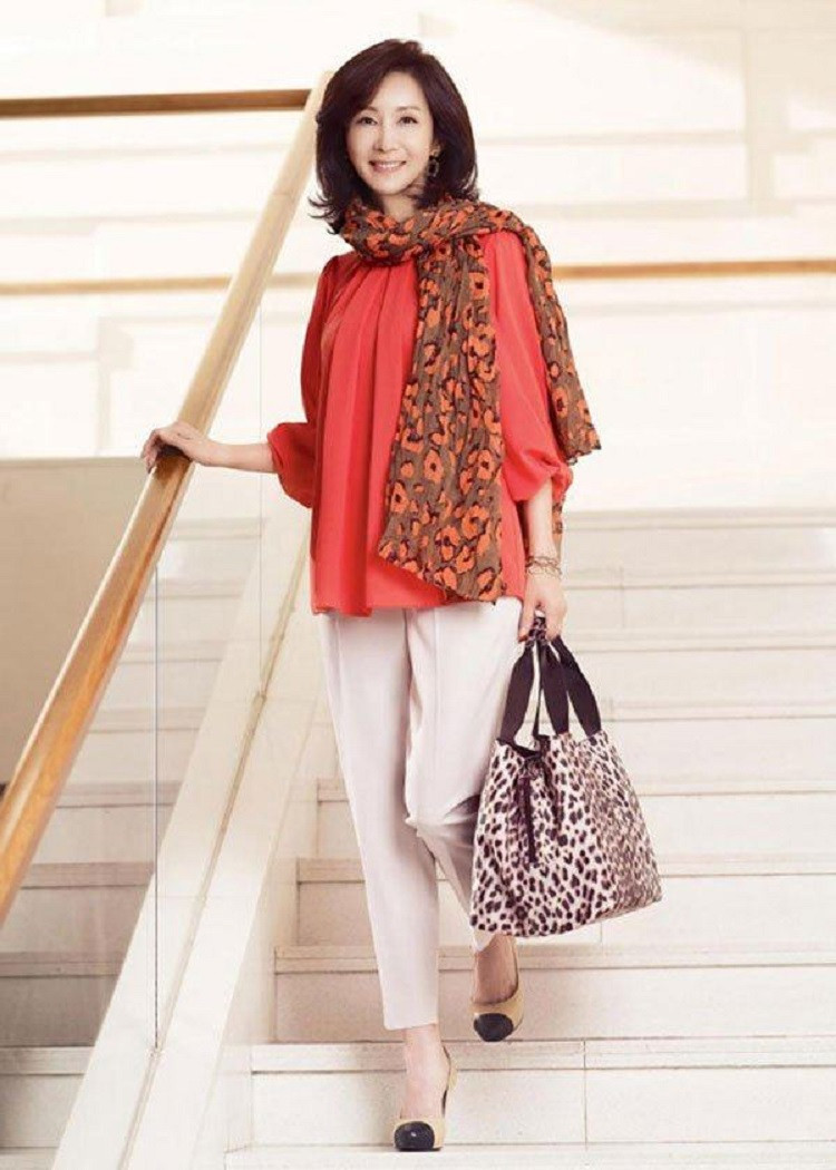 Phụ kiện cao cấp như túi xách và trang sức giúp nâng tầm bộ quần áo nữ trung niên, thể hiện gu thẩm mỹ tinh tế