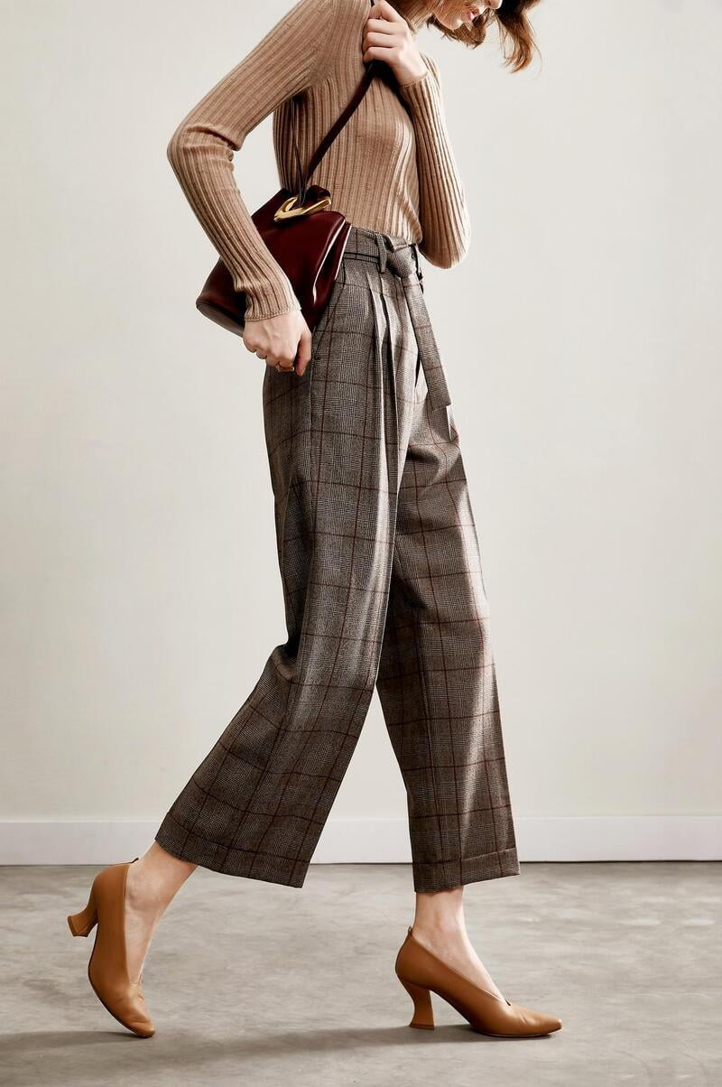 phụ kiện túi đỏ rượu với quần caro ống rộng