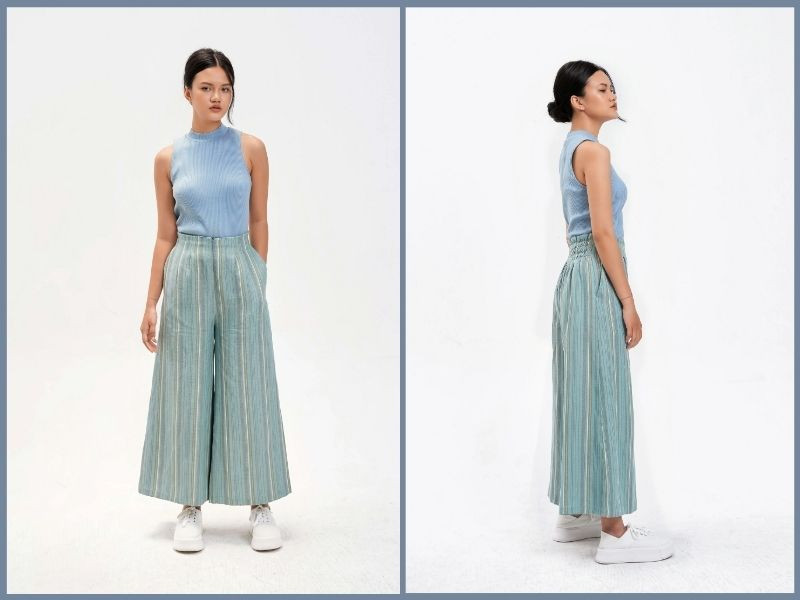 Quần ống rộng với họa tiết sọc dọc mảnh giúp kéo dài đôi chân và tạo cảm giác thon gọn