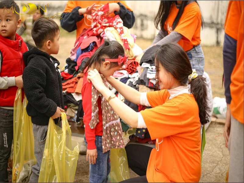 Quyên góp quần áo cũ còn tốt cho người có hoàn cảnh khó khăn, thể hiện hành động nhân ái