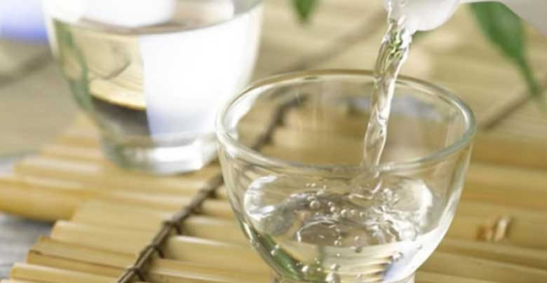 Rượu trắng giúp loại bỏ vết mốc và khử mùi hôi trên quần áo hiệu quả