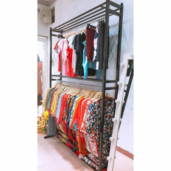 Sào quần áo 2 tầng dạng tủ hộp màu trắng, có nhiều ngăn kệ và thanh treo, phù hợp shop thời trang