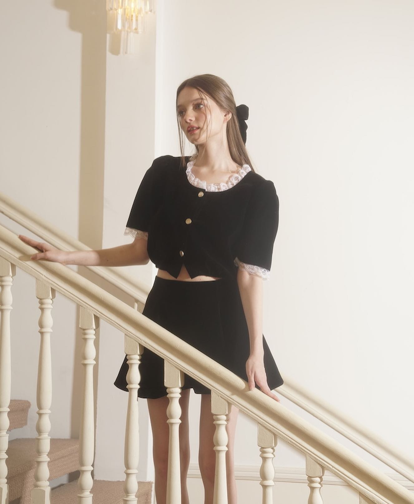 Set áo và váy siêu nữ tính với tông màu trắng kem nhẹ nhàng, phù hợp cho những cô nàng duyên dáng