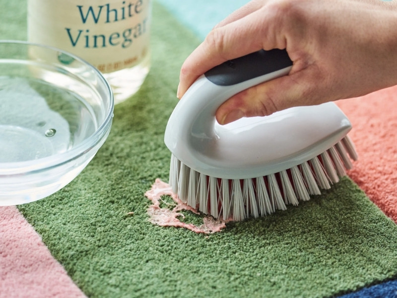 Sử dụng giấm để loại bỏ vết slime dính vào quần áo một cách hiệu quả