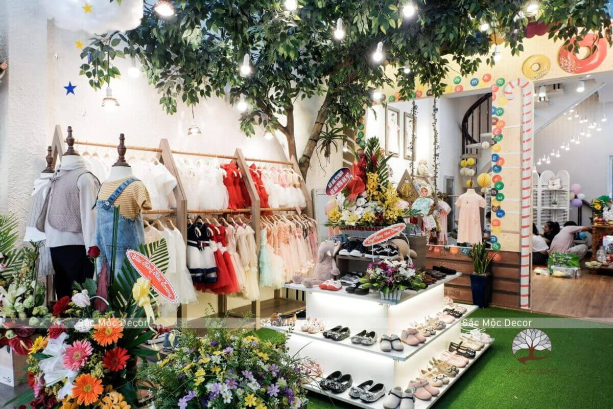 Thiết kế mặt tiền mẫu shop quần áo trẻ em hiện đại với bảng hiệu rõ ràng, thu hút