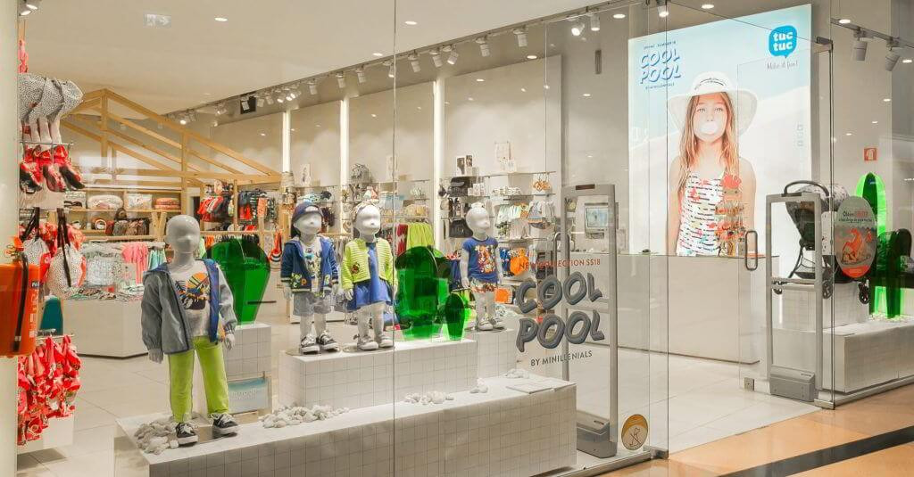 Thiết kế nội thất mẫu shop quần áo trẻ em nhỏ gọn với kệ trưng bày màu pastel