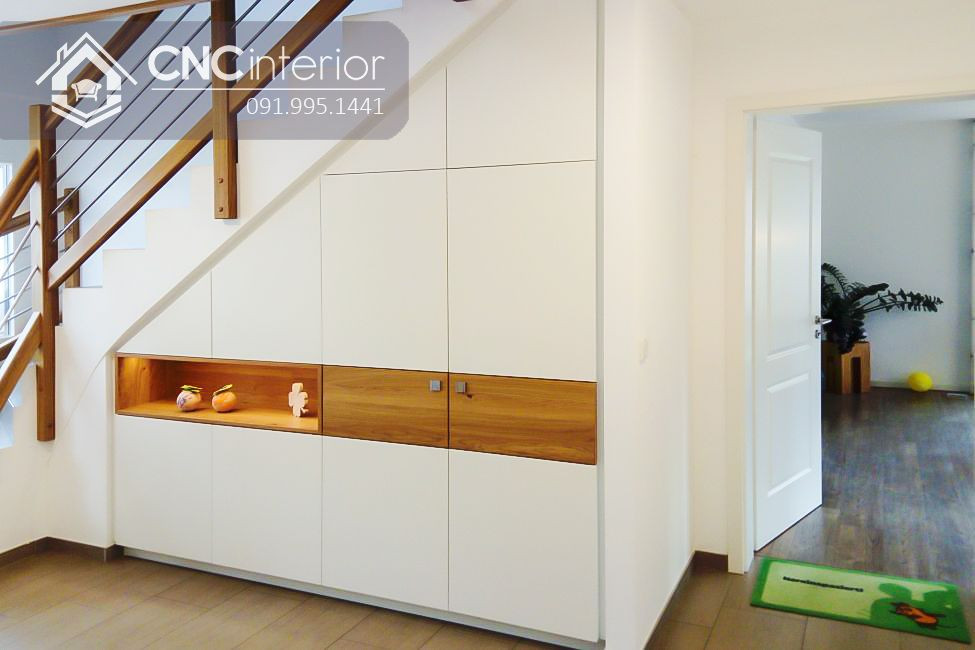 Thiết kế tủ quần áo âm gầm cầu thang bằng gỗ công nghiệp, kết hợp ngăn treo và kệ để đồ, tăng không gian lưu trữ hiệu quả