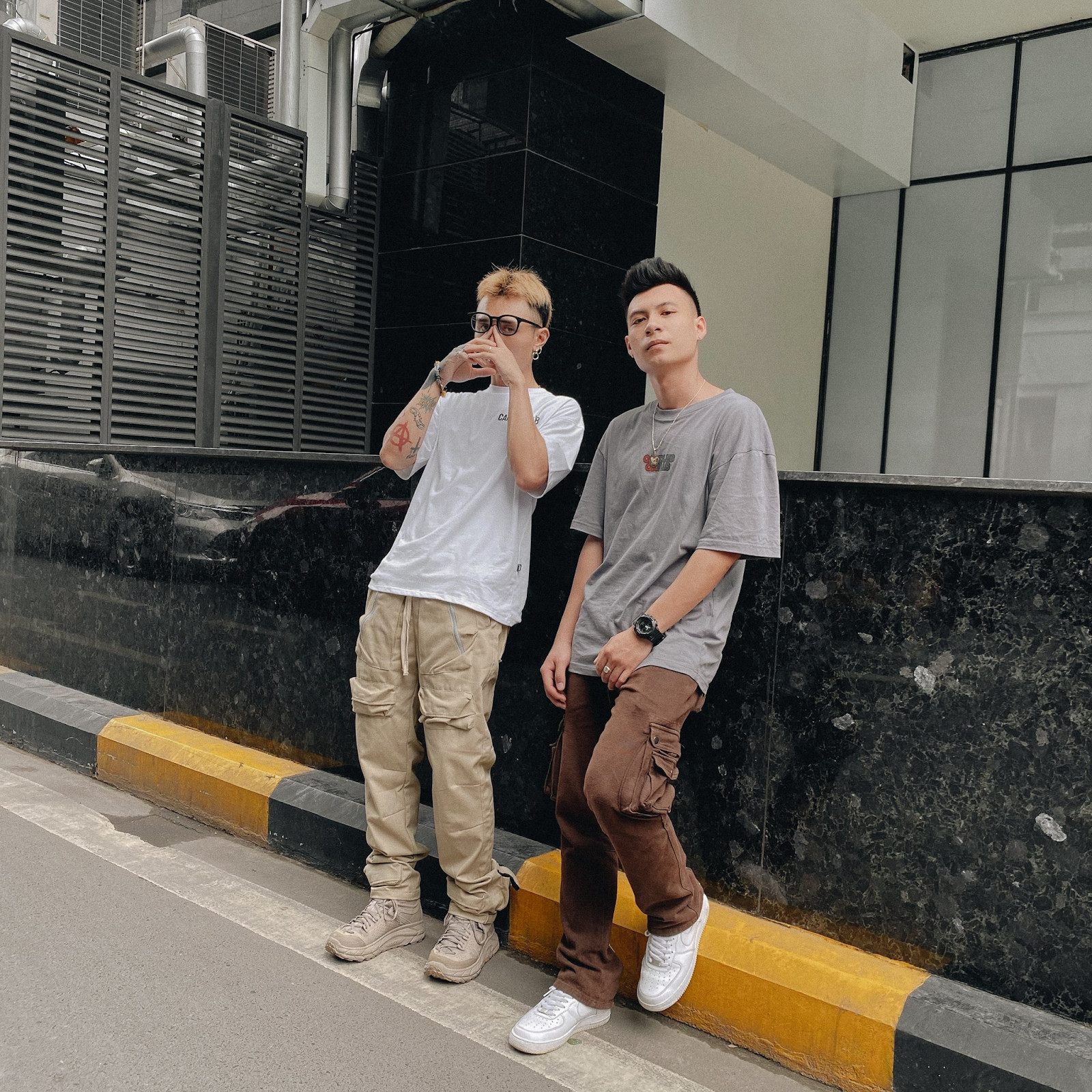 Thời trang đường phố với áo thun xám kết hợp quần jogger nâu, vẻ ngoài ấn tượng và cá tính.