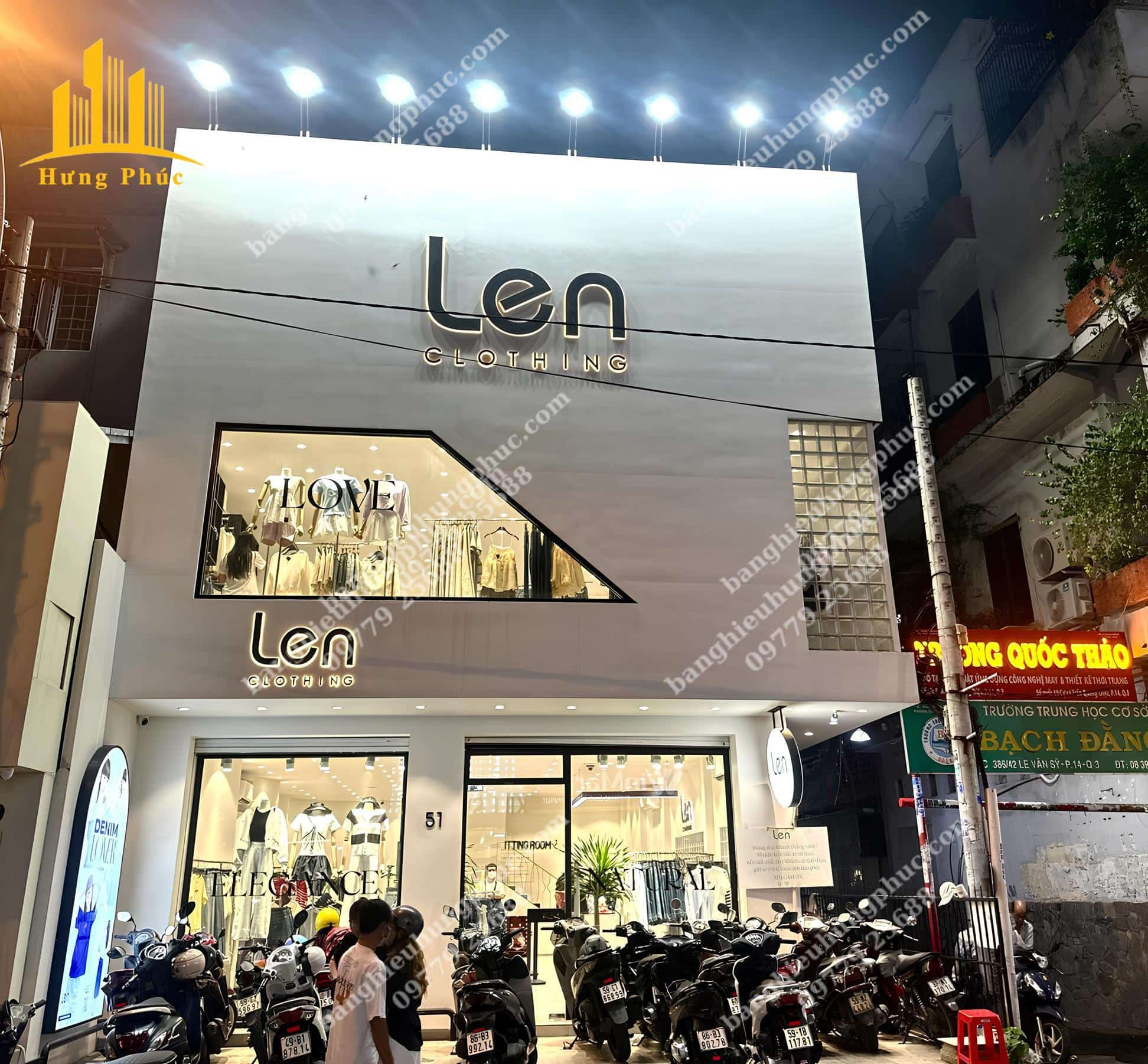 Tổng quan biển quảng cáo shop quần áo nữ với thiết kế tối giản, dễ gây ấn tượng thị giác