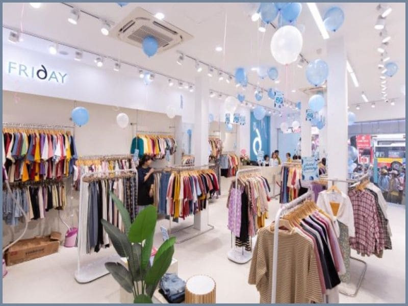 Trang phục đường phố cá tính với áo len và chân váy jeans tại Friday, mang đến vẻ đẹp năng động và sành điệu cho giới trẻ