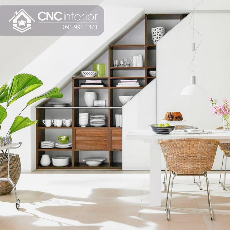 Tủ đựng chén bát tích hợp dưới gầm cầu thang, mang lại không gian lưu trữ tiện lợi và giữ vệ sinh khu vực bếp ăn