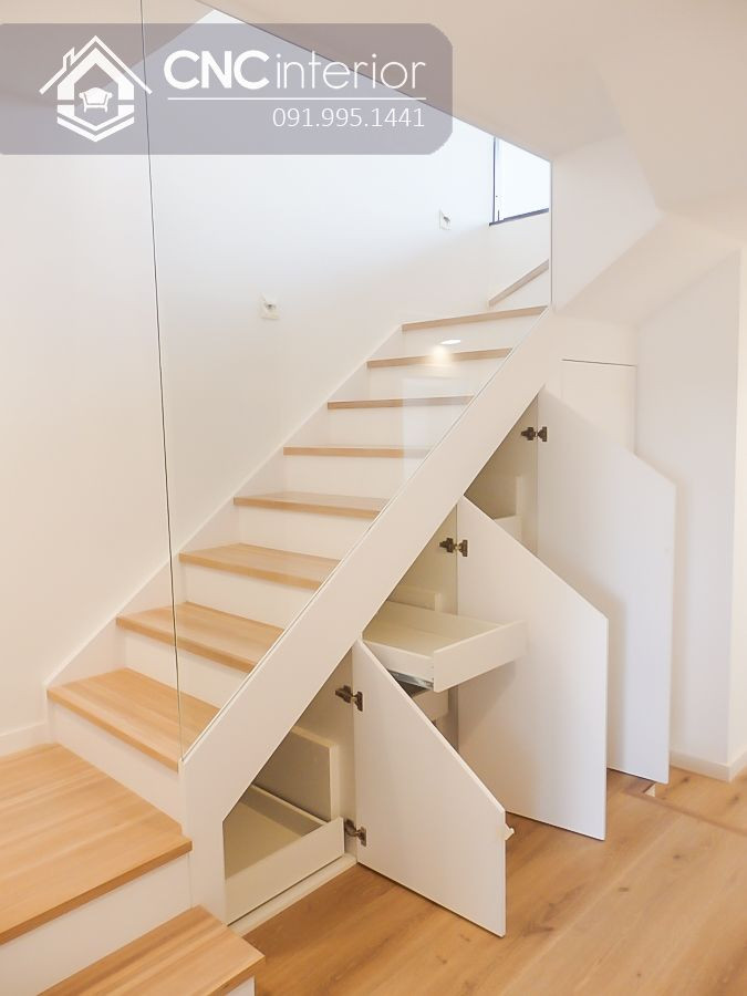 Tủ gầm cầu thang dạng cánh bản lề bằng gỗ, mang đến giải pháp lưu trữ kín đáo, rộng rãi và giữ gìn sự gọn gàng cho không gian sống