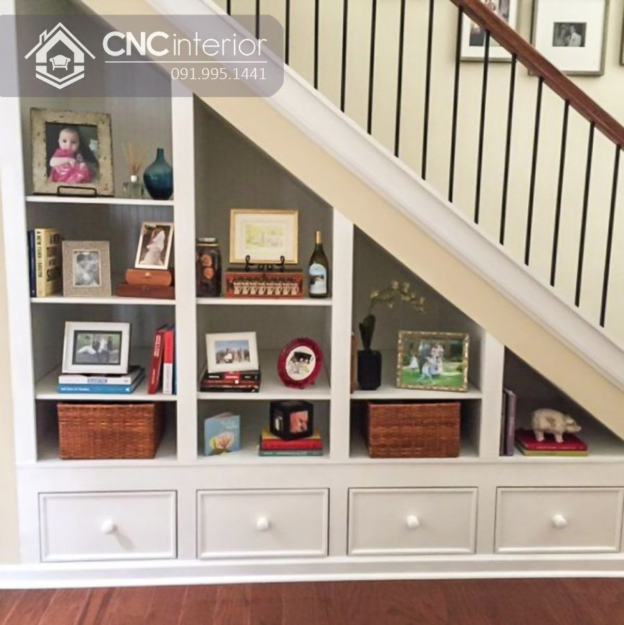 Tủ gầm cầu thang được thiết kế đo ni đóng giày, vừa vặn hoàn hảo với không gian, tạo vẻ đẹp tinh tế và liền mạch cho nội thất