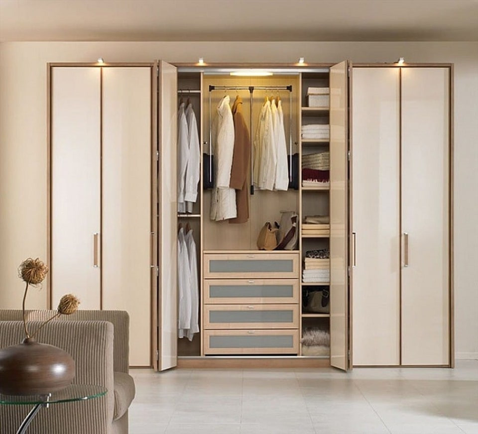 Tủ quần áo 6 buồng đẹp với kích thước lớn, tối ưu lưu trữ cho phòng ngủ master.