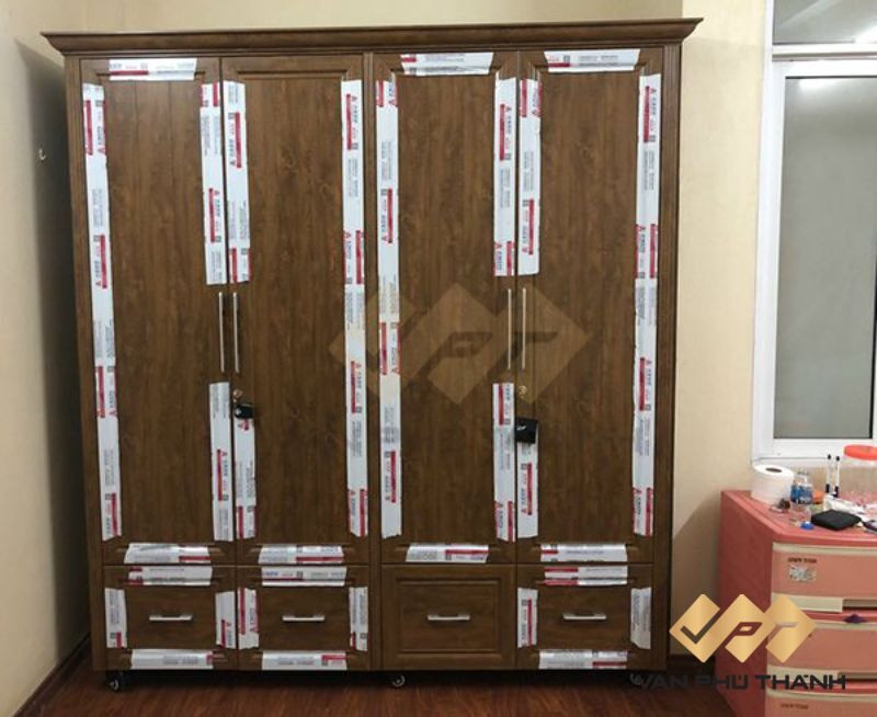 Tủ quần áo bằng nhôm Xingfa màu nâu vân gỗ sang trọng, kết hợp với các cánh nhôm, mang lại vẻ đẹp tự nhiên cho không gian nội thất.