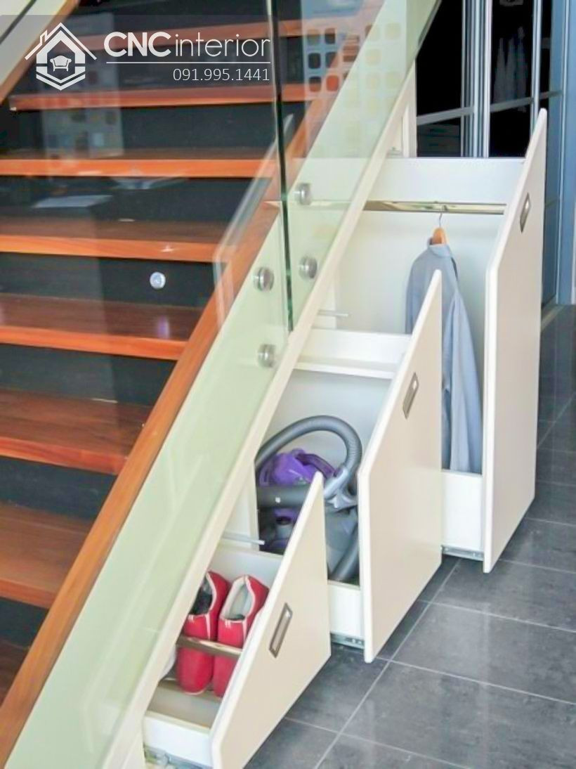 Tủ quần áo gầm cầu thang thiết kế dạng kéo thông minh với các ngăn treo đồ tiện lợi, tối ưu diện tích phòng ngủ nhỏ