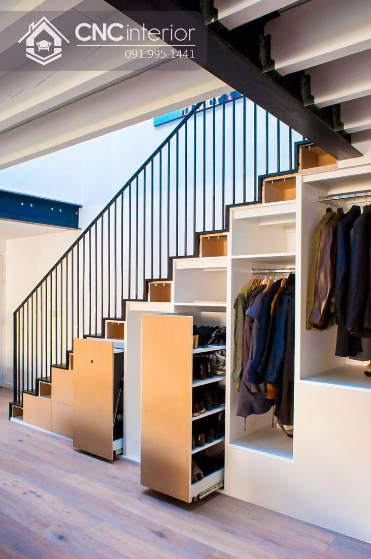 Tủ quần áo gầm cầu thang thiết kế dạng ray trượt hiện đại, tối ưu không gian cất giữ đồ đạc một cách linh hoạt và tiện lợi