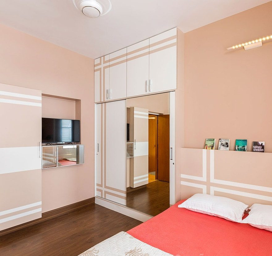 Tủ quần áo màu hồng âm tường với họa tiết kẻ sọc hiện đại