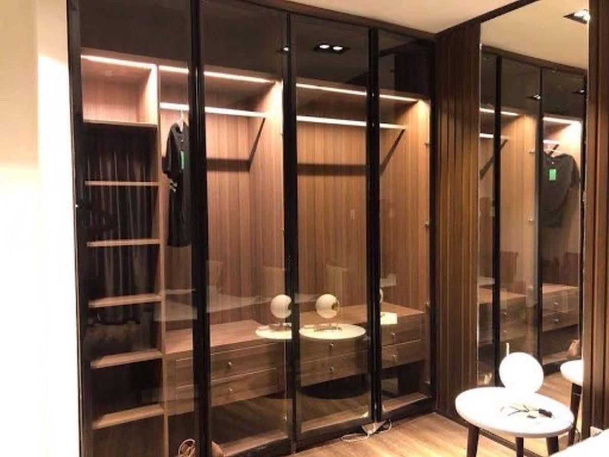 Tủ quần áo nhôm hệ 55 cửa lùa màu nâu đen cao cấp, tối ưu không gian cho phòng ngủ hiện đại và tiện nghi.