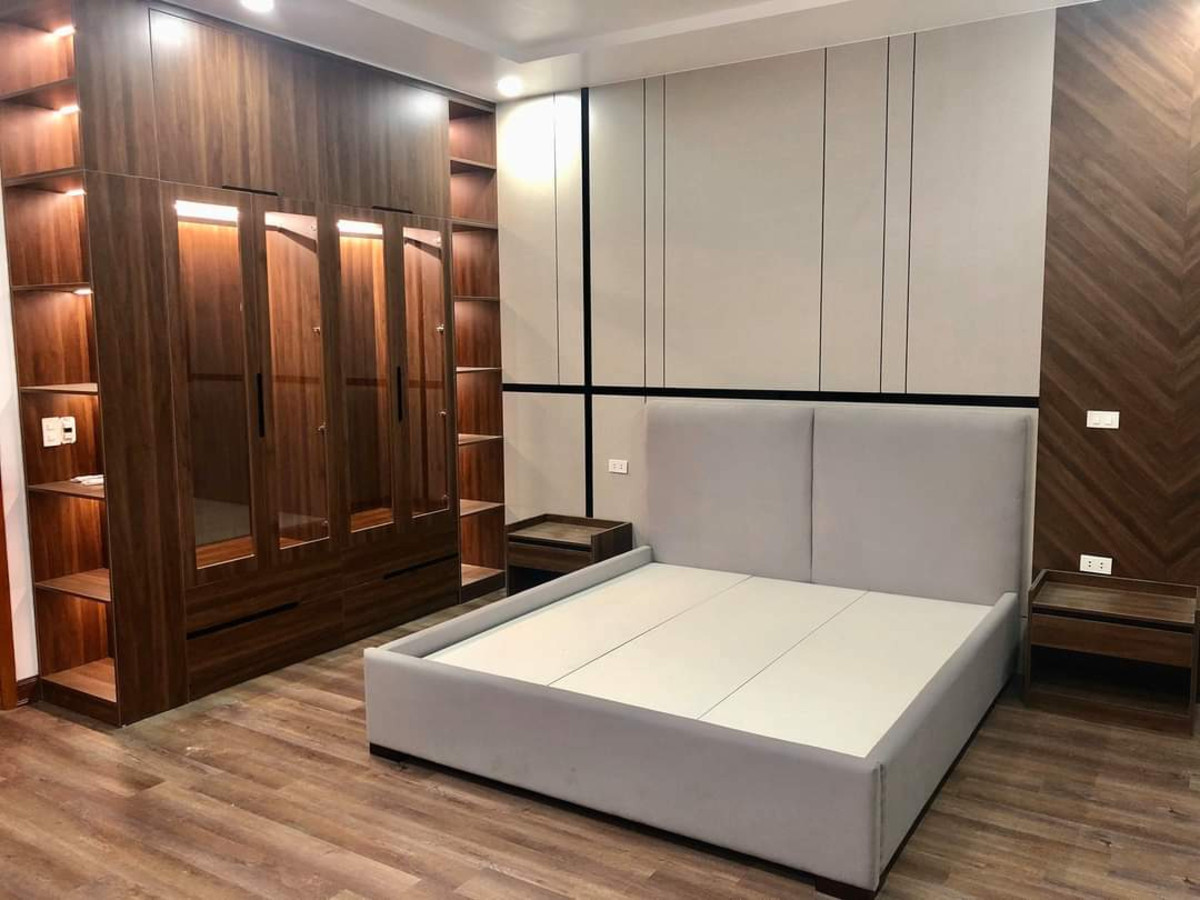 Tủ quần áo nhôm hệ 55 vân gỗ màu sáng kết hợp cánh kính mờ, tạo nên sự kết hợp hài hòa giữa nét truyền thống và hiện đại.