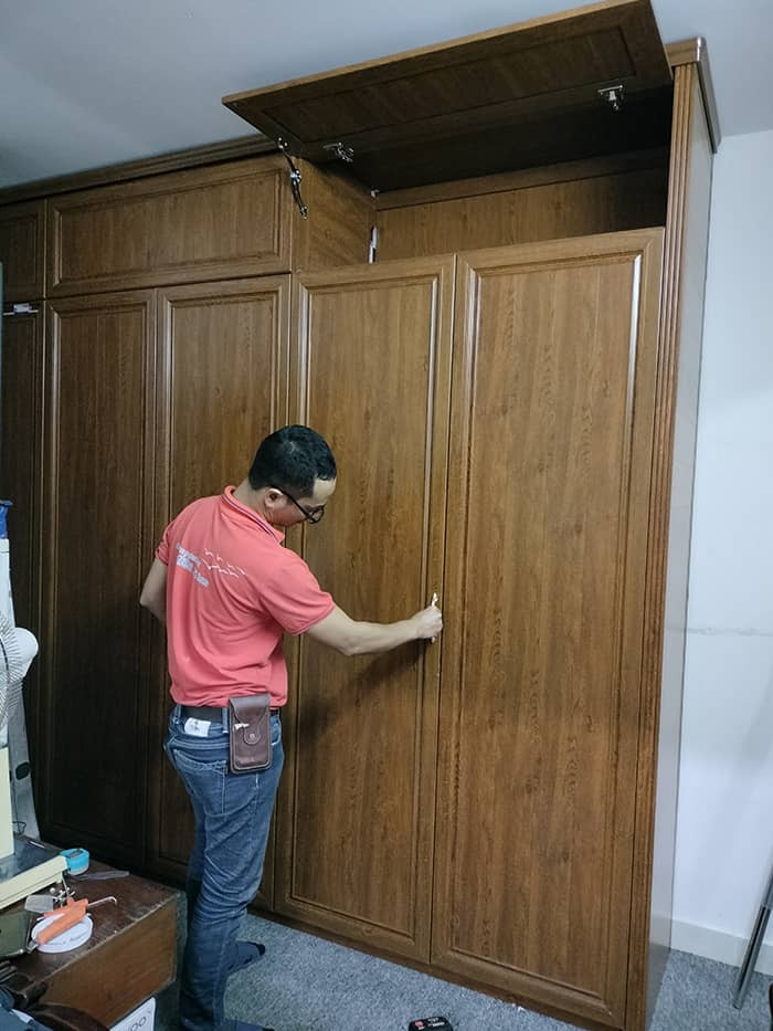 Tủ quần áo nhôm vân gỗ cánh kính mang lại vẻ đẹp ấm cúng cho phòng ngủ