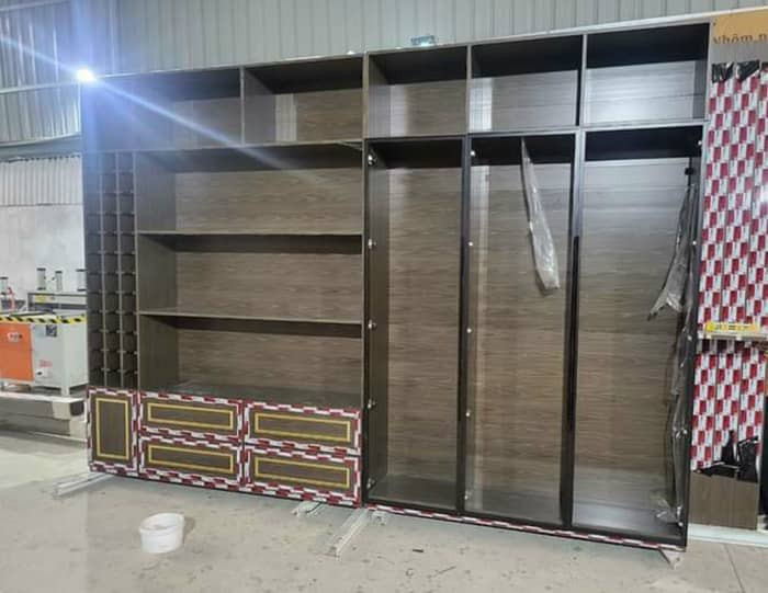 Tủ quần áo nhôm vân gỗ phong cách truyền thống với thiết kế cửa mở