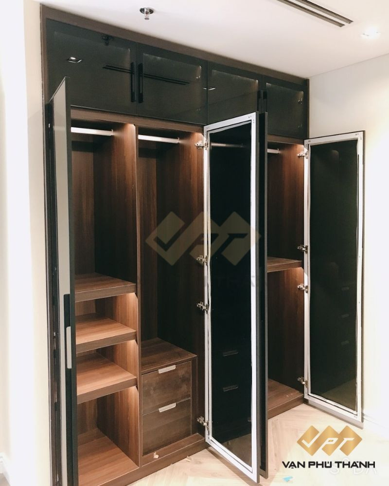 Tủ quần áo nhôm Xingfa với cánh kính trong suốt, khoe trọn nội thất bên trong, tạo cảm giác rộng rãi và hiện đại cho phòng ngủ.