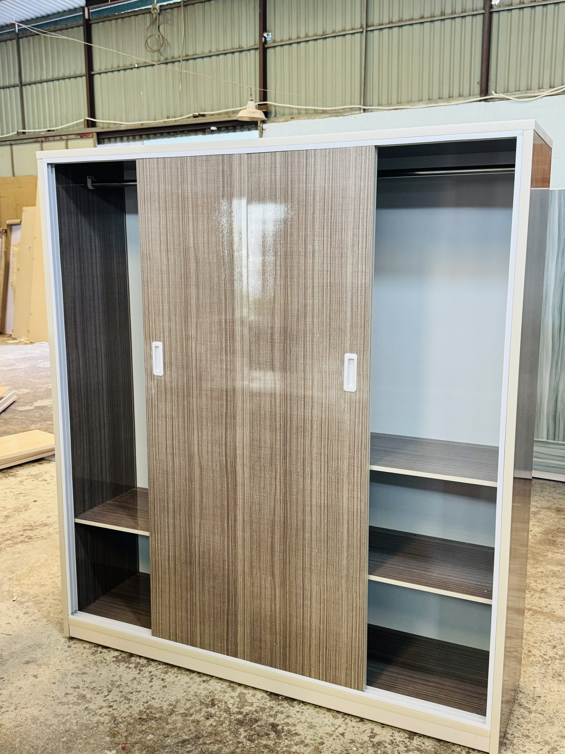 Tủ quần áo nhựa cửa lùa hiện đại, giúp tiết kiệm không gian hiệu quả, thích hợp cho phòng ngủ nhỏ