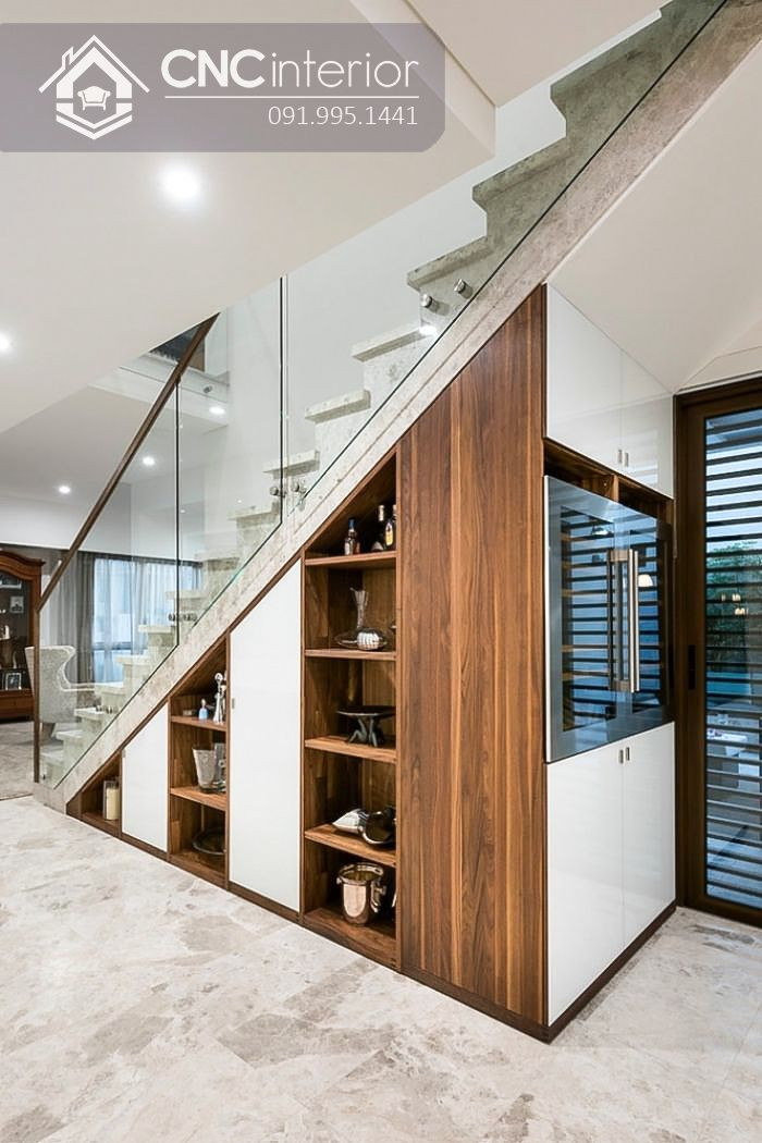 Tủ trang trí gầm cầu thang với các kệ mở, là nơi lý tưởng để trưng bày đồ lưu niệm, cây cảnh nhỏ, tạo điểm nhấn nghệ thuật cho ngôi nhà