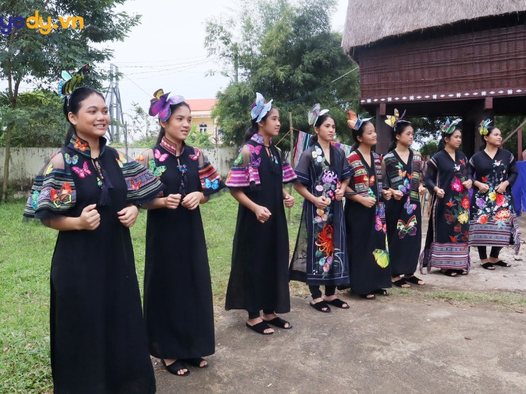 Vải dệt thổ cẩm tự nhiên, nguyên liệu chính của quần áo dân tộc Tây Nguyên
