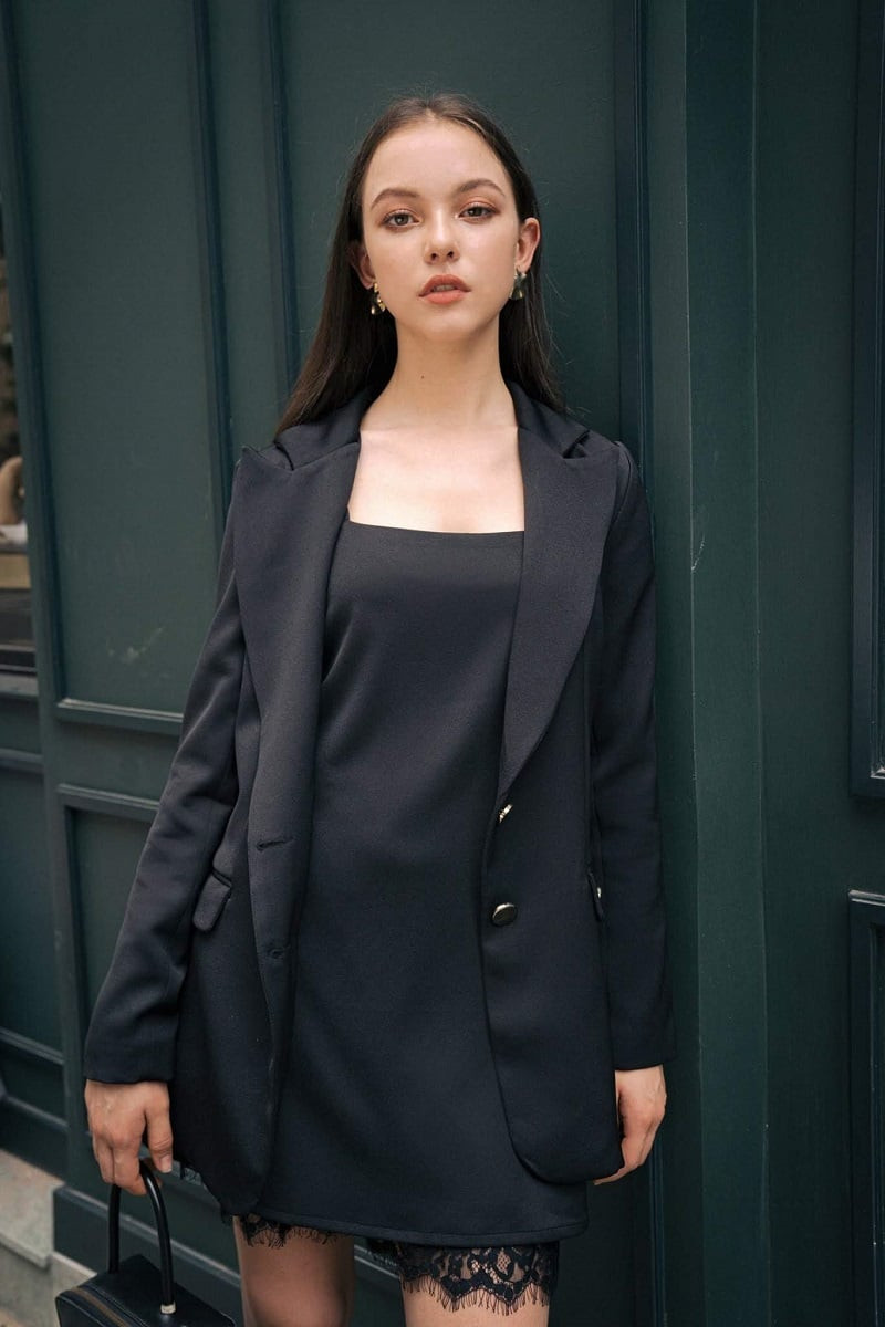 Váy đầm đen đơn sắc thanh lịch giúp phái nữ che khuyết điểm hiệu quả, tôn dáng và phù hợp với nhiều sự kiện