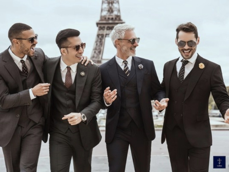 Adam Store Hà Nội với bộ veston nam trung niên lịch lãm, thể hiện phong thái doanh nhân thành đạt.