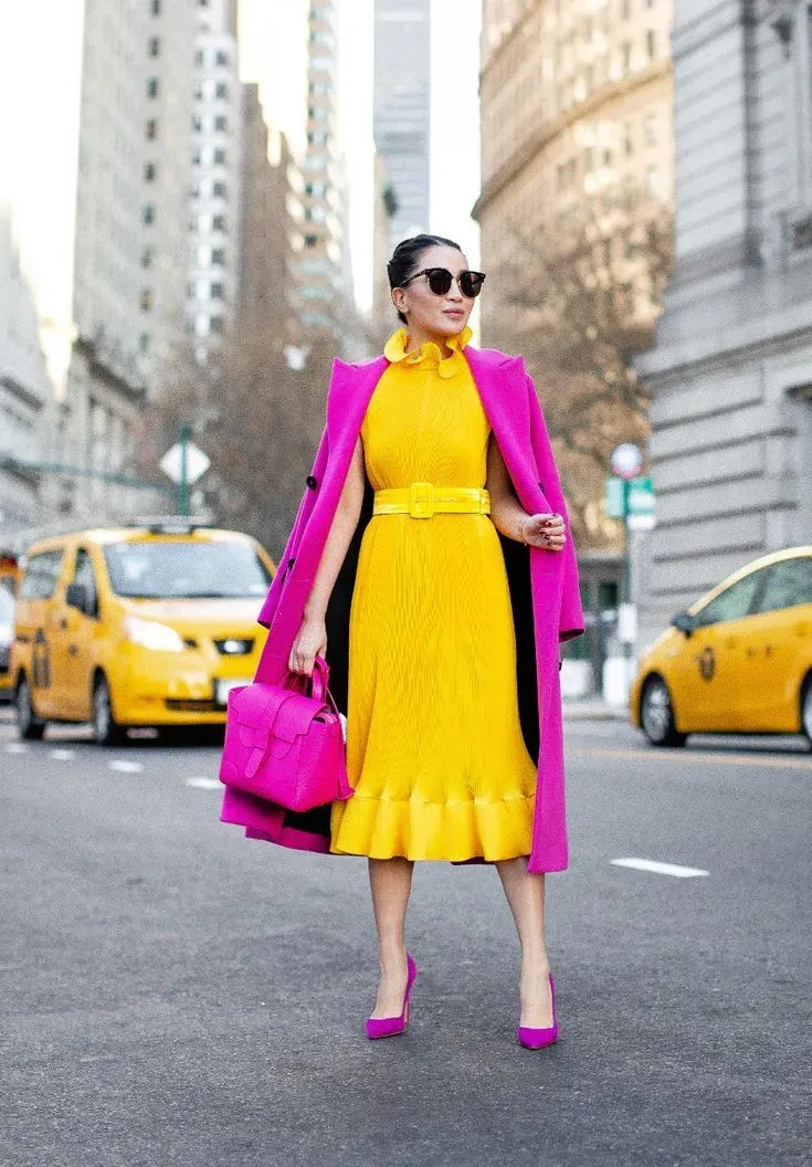 Áo blazer hồng kết hợp áo thun vàng tươi sáng, mang đến vẻ ngoài trẻ trung và đầy năng lượng