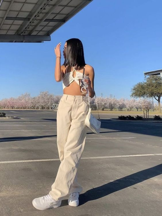 Áo cổ yếm kết hợp cùng quần jean trắng ống rộng tạo vẻ ngoài cuốn hút