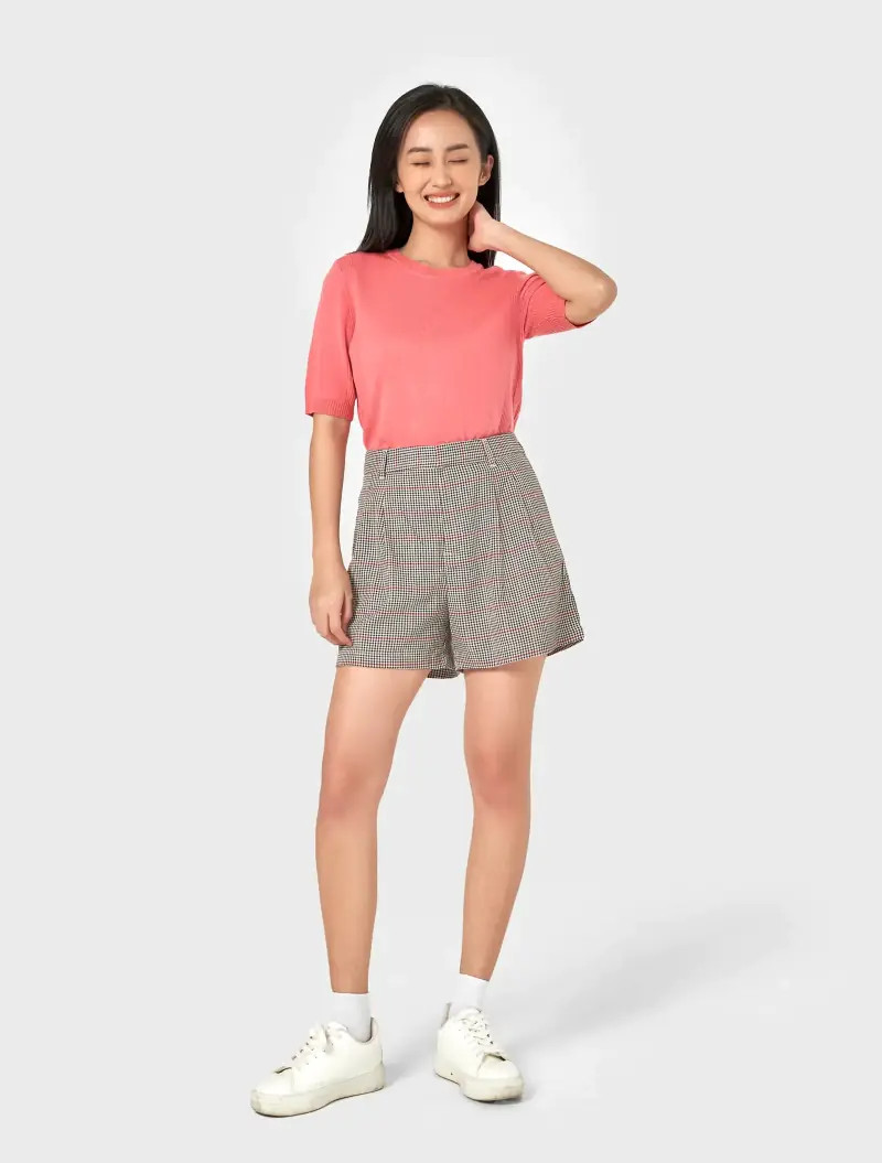 Áo hồng kết hợp cùng chân váy có họa tiết là cách tuyệt vời để thể hiện sự sáng tạo và nổi bật trong phong cách cá nhân