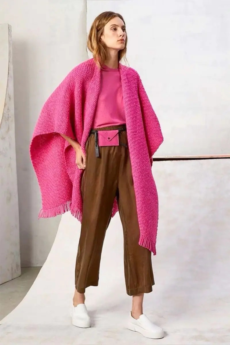 Áo hồng kết hợp quần màu nâu mang đến cảm giác ấm áp và gần gũi, rất thích hợp cho những ngày se lạnh