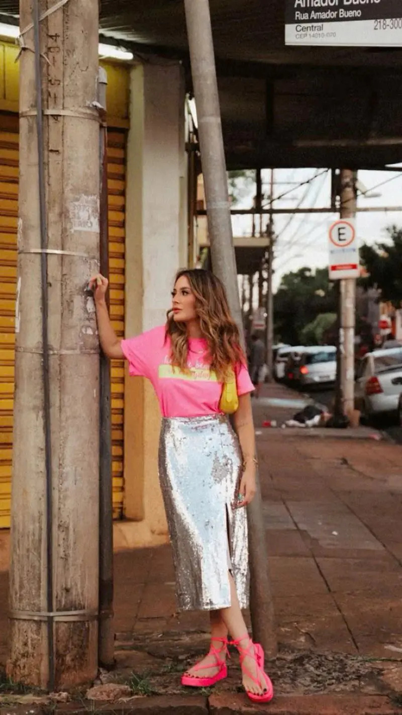 Áo hồng khi kết hợp với quần màu bạc hoặc ánh kim tạo nên set đồ sang trọng, nổi bật cho các buổi tiệc tối