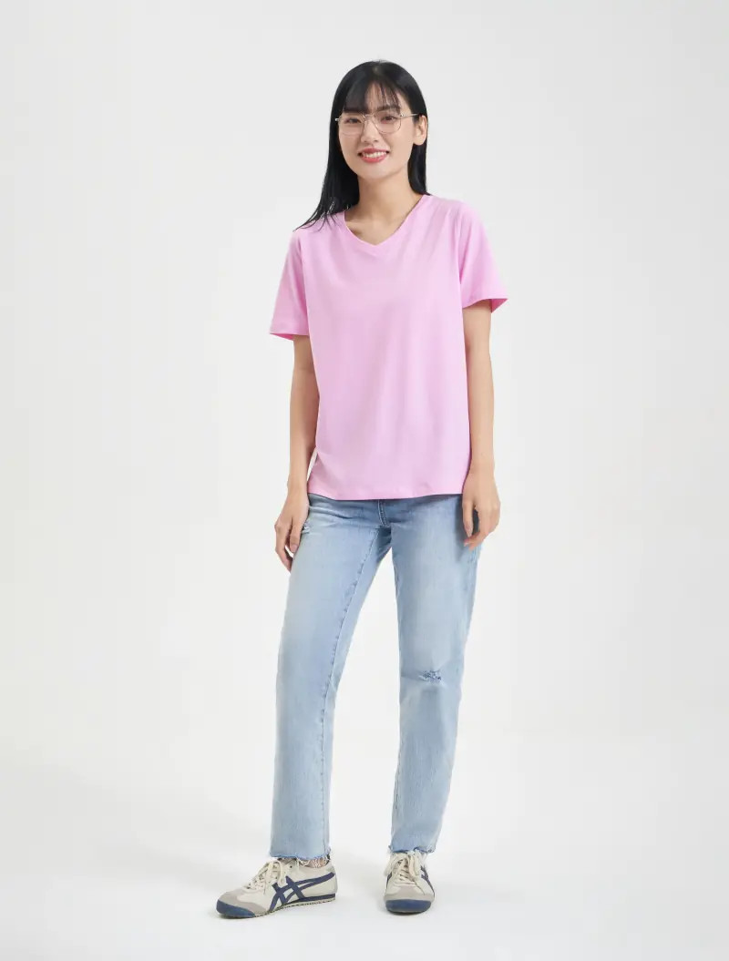 Áo hồng phối cùng quần jeans xanh nhạt là công thức kinh điển giúp tôn lên vẻ ngoài trẻ trung và năng động