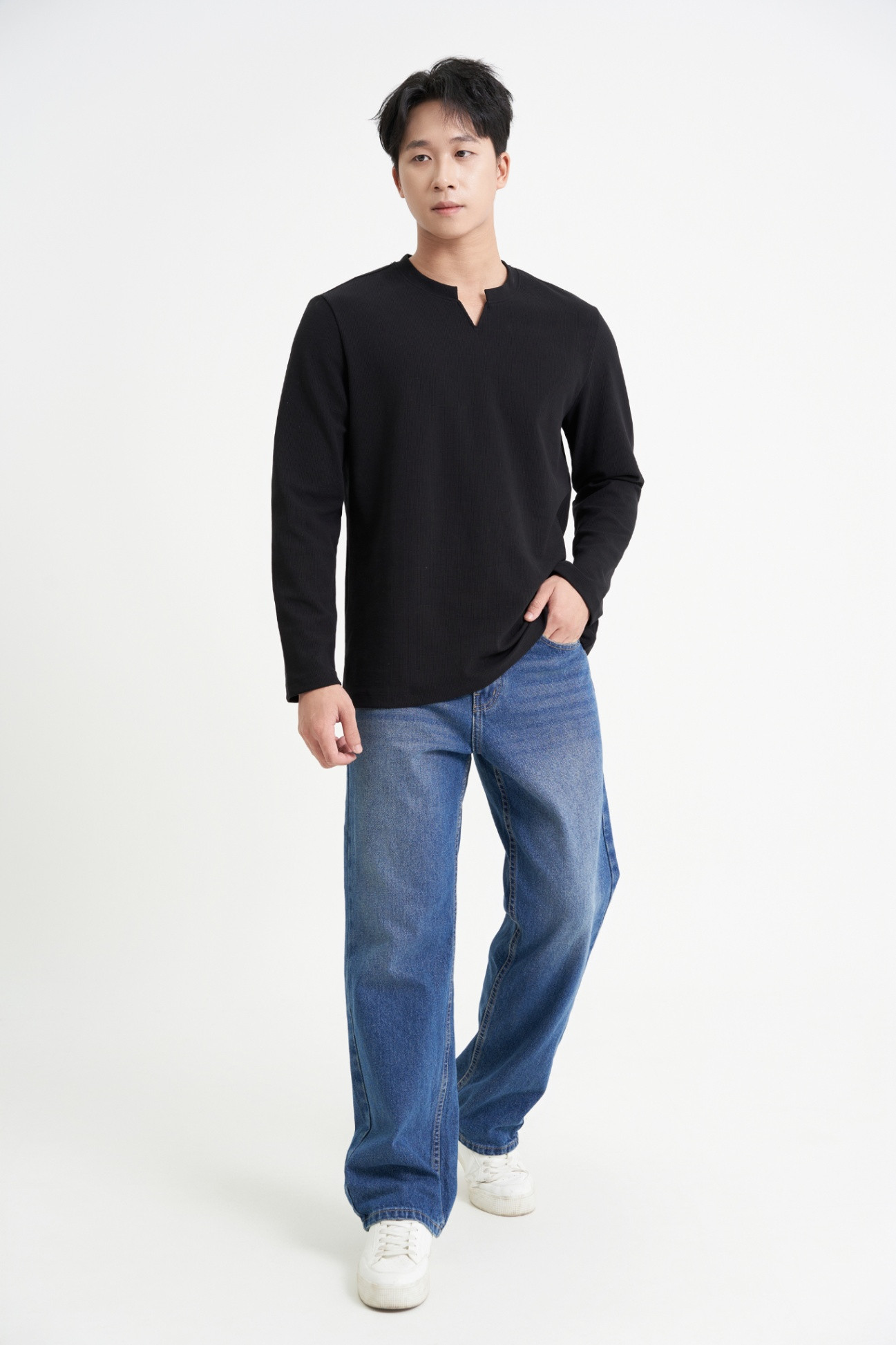Áo nỉ nam cổ chữ V Krik màu xanh đen, tôn dáng, mang đến vẻ nam tính và lịch lãm cho quý ông.