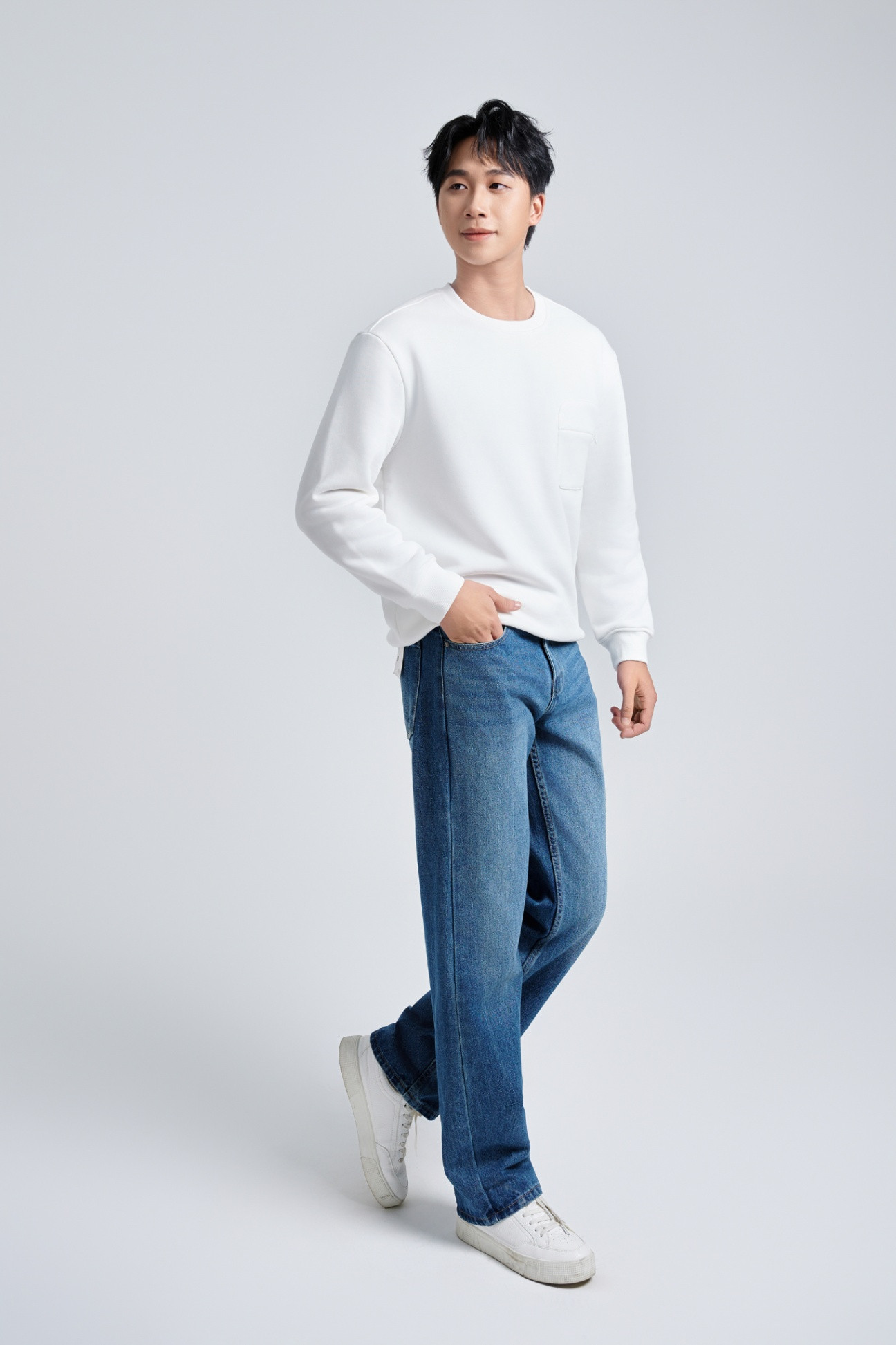 Áo nỉ nam cổ tròn Krik màu xám, thiết kế tối giản, chất liệu cao cấp, phù hợp phong cách năng động.