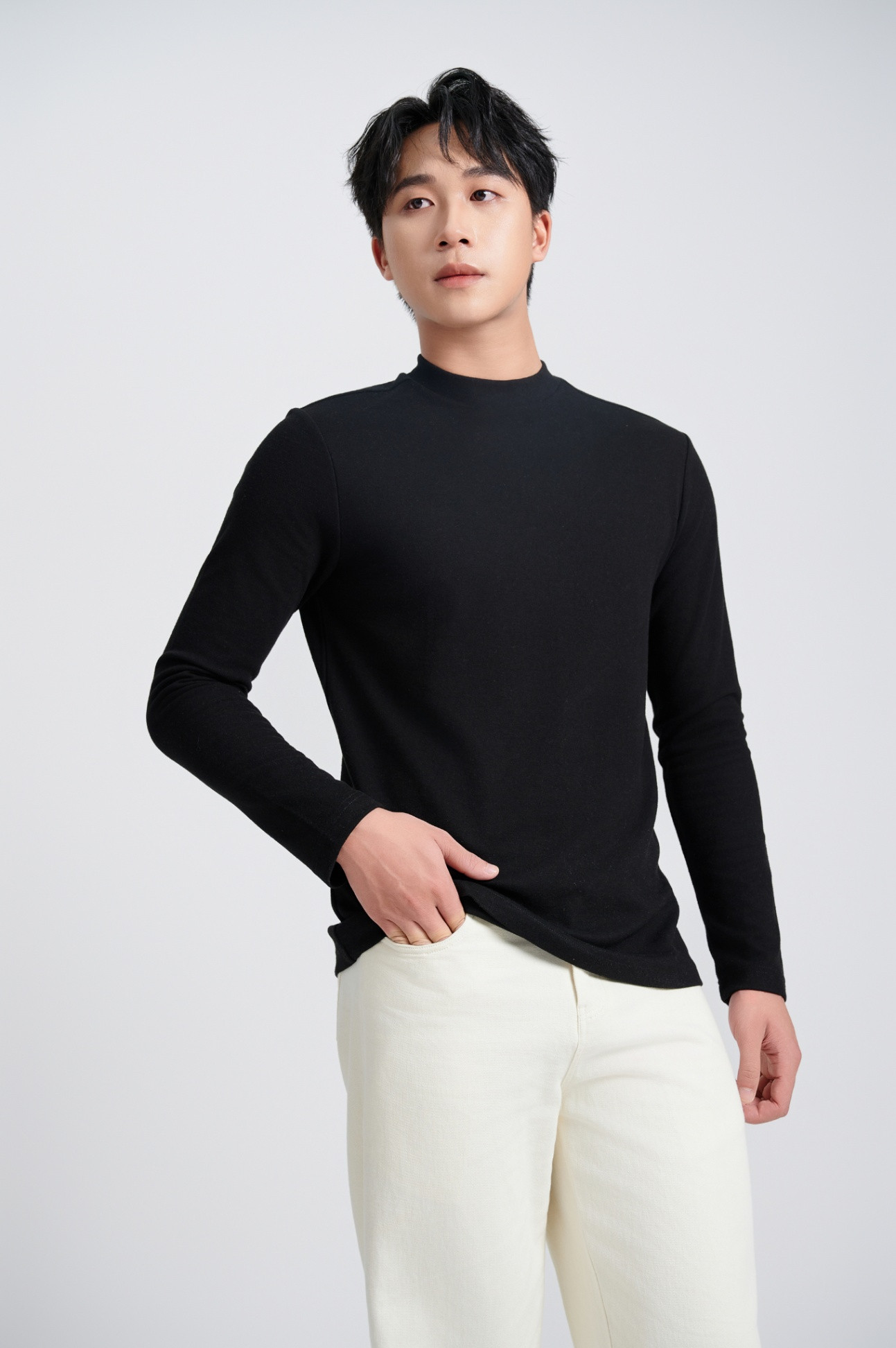 Áo nỉ nam giữ nhiệt Krik màu xám đậm, mỏng nhẹ nhưng cực kỳ ấm áp, bảo vệ cơ thể trong thời tiết lạnh giá.