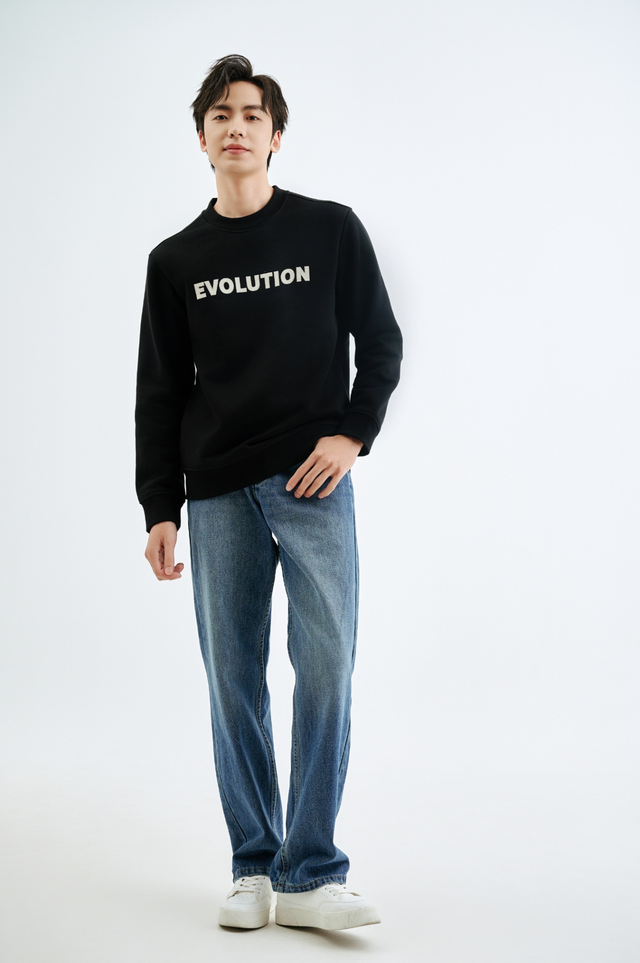 Áo nỉ nam in chữ Krik màu trắng, mang đến điểm nhấn cá tính, phong cách trẻ trung và hiện đại.