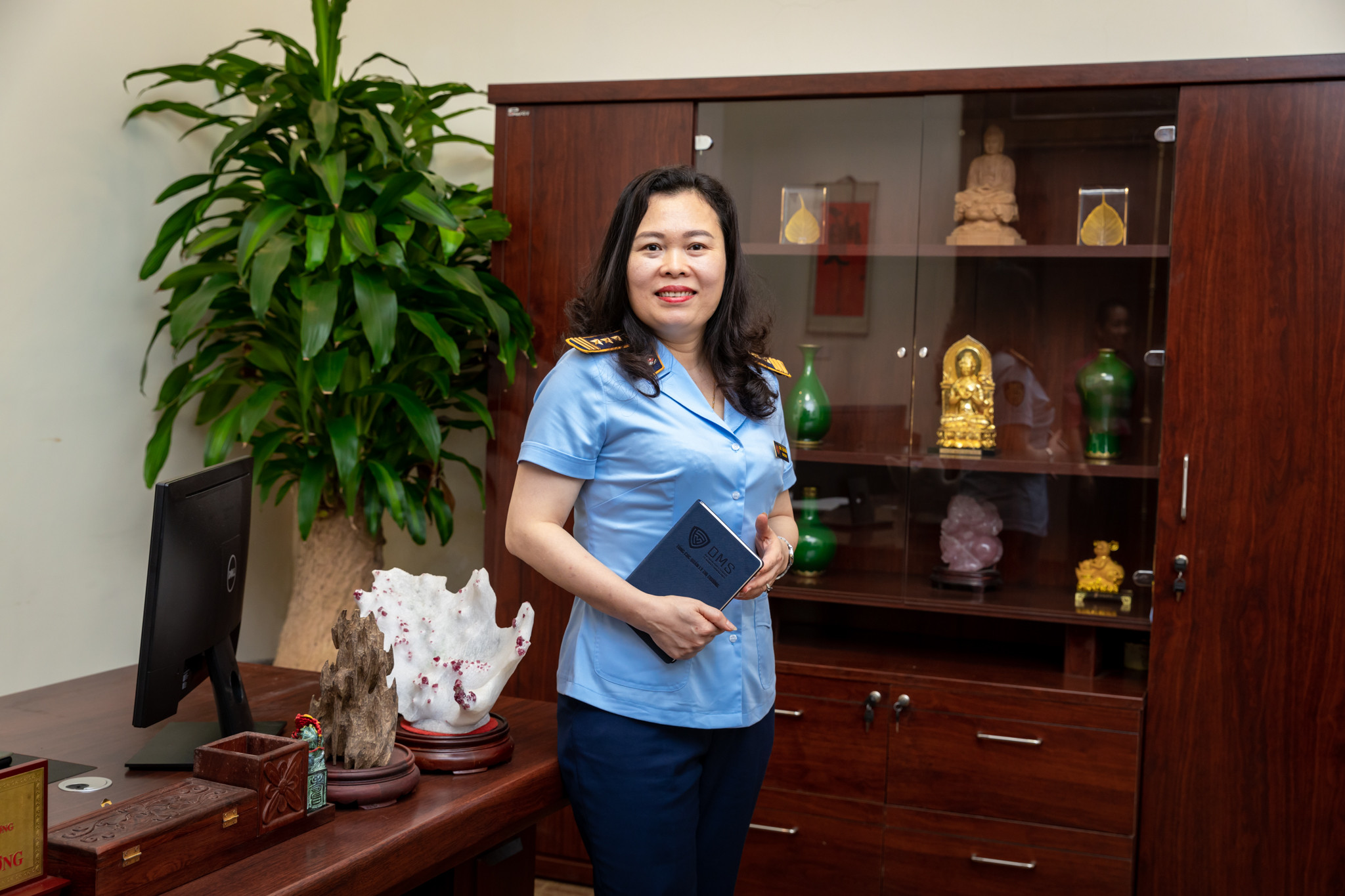 Áo quản lý thị trường được mặc bởi cán bộ đang kiểm tra hàng hóa, đảm bảo tuân thủ quy định và chất lượng